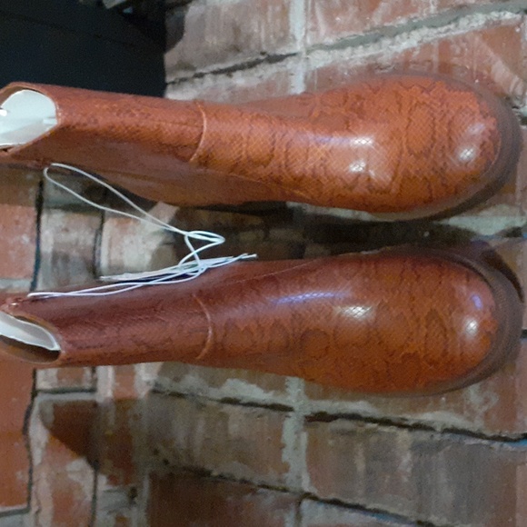 Universal Thread Shoes - Universal thread boots